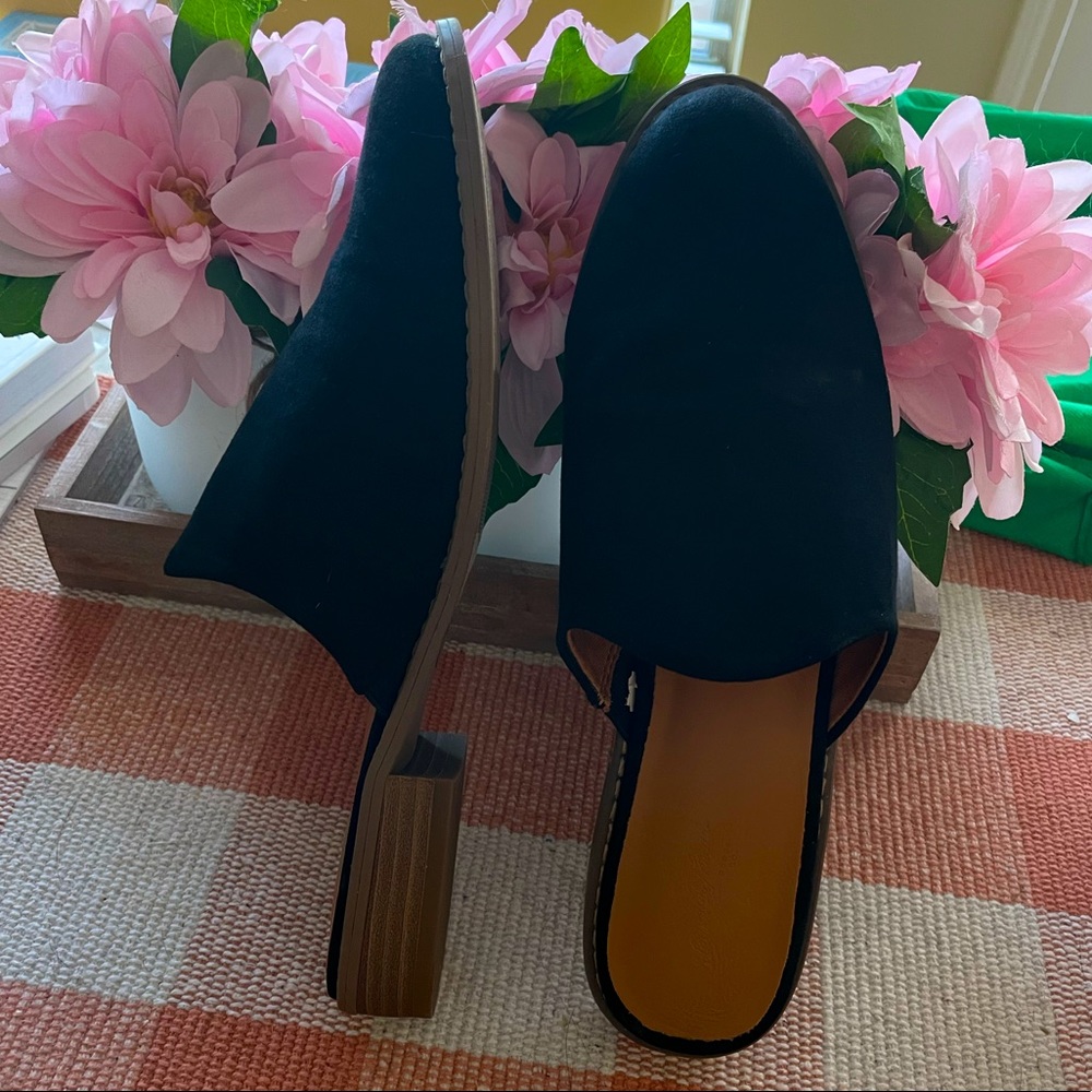 Universal Thread Mules - Size 8.5